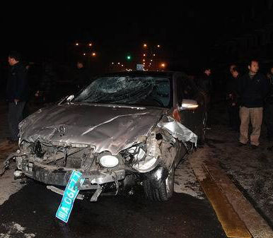 成都市武阳大道发生重大车祸致3死_天堂纪念