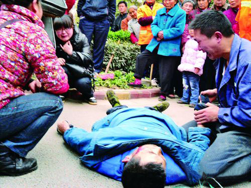 儿子跪地痛哭