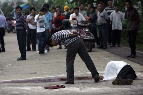 大货车撞倒行人后再逆行撞摩托车一死三伤