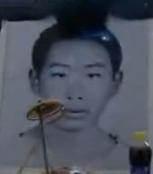 死者符国俊父亲街道办门口竖灵牌_符国俊纪念